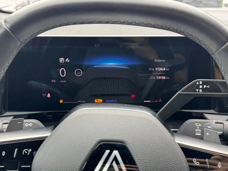 Vue depuis le poste de conduite du Renault Austral 2024, affichage numérique du tableau de bord et volant multifonction.