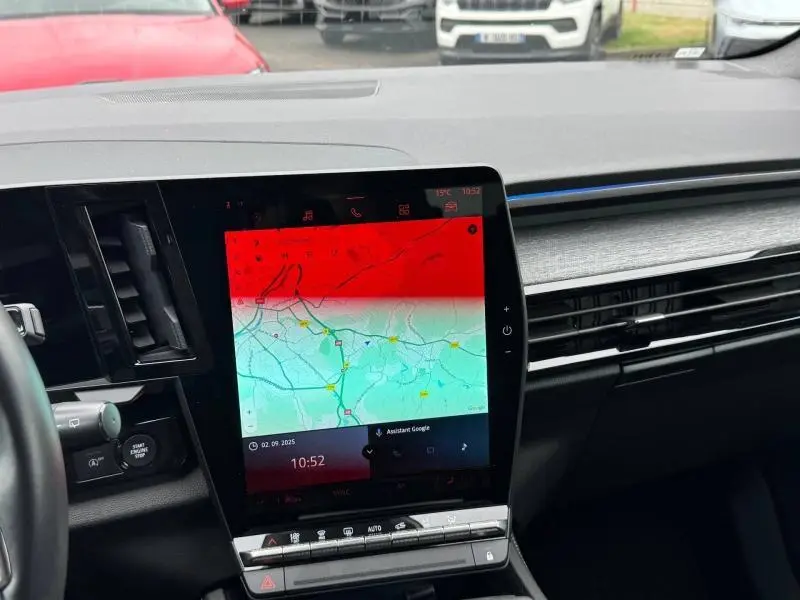 Vue intérieure du tableau de bord du Renault Austral 2024, avec écran tactile central affichant une carte GPS.