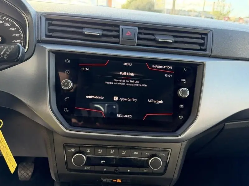 Vue intérieure centrée sur l'écran tactile du tableau de bord du SEAT Arona 2019, avec commandes de climatisation visibles.