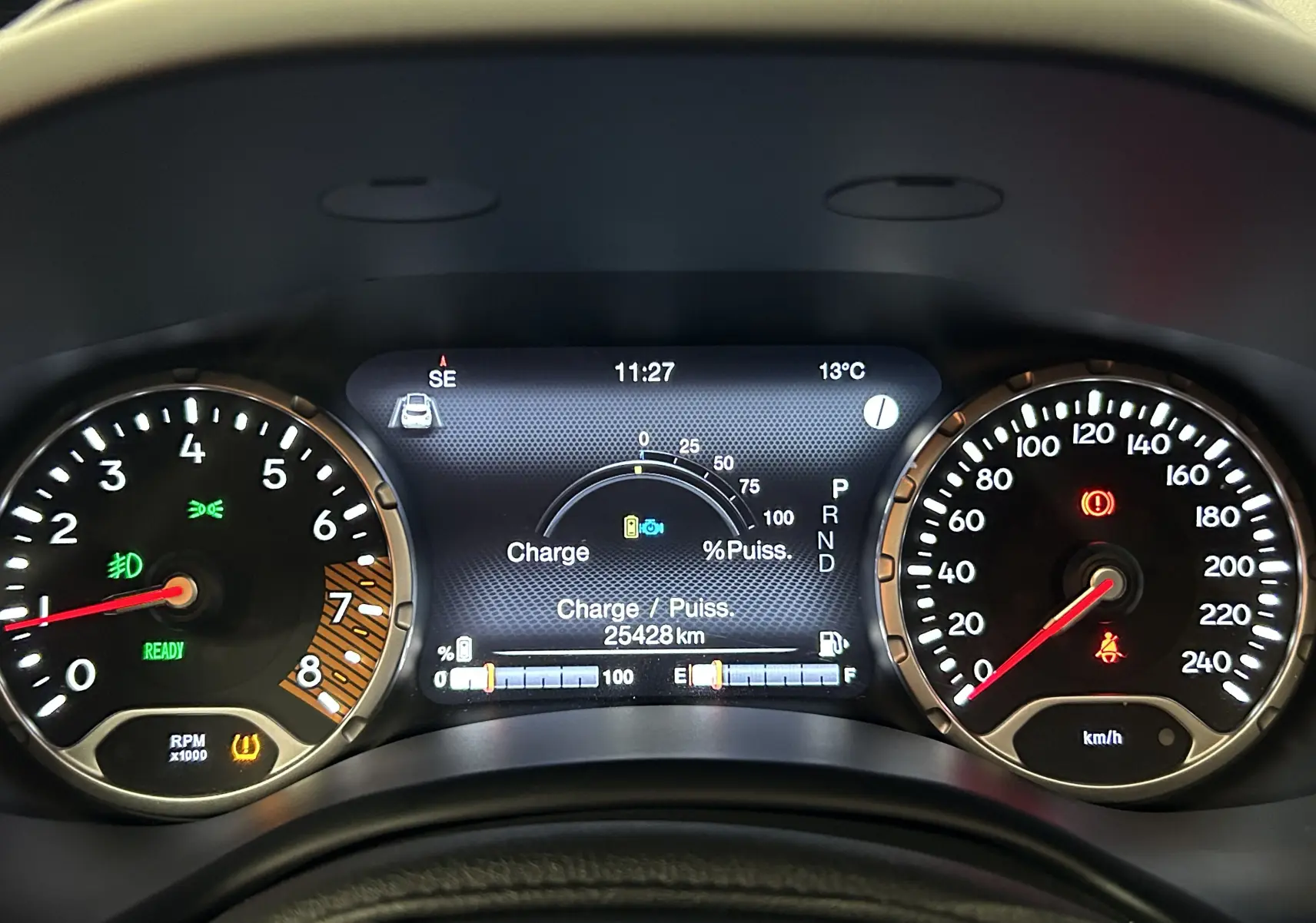 Vue rapprochée du tableau de bord numérique du Jeep Renegade 2023, affichant compte-tours, vitesse et indicateurs lumineux.