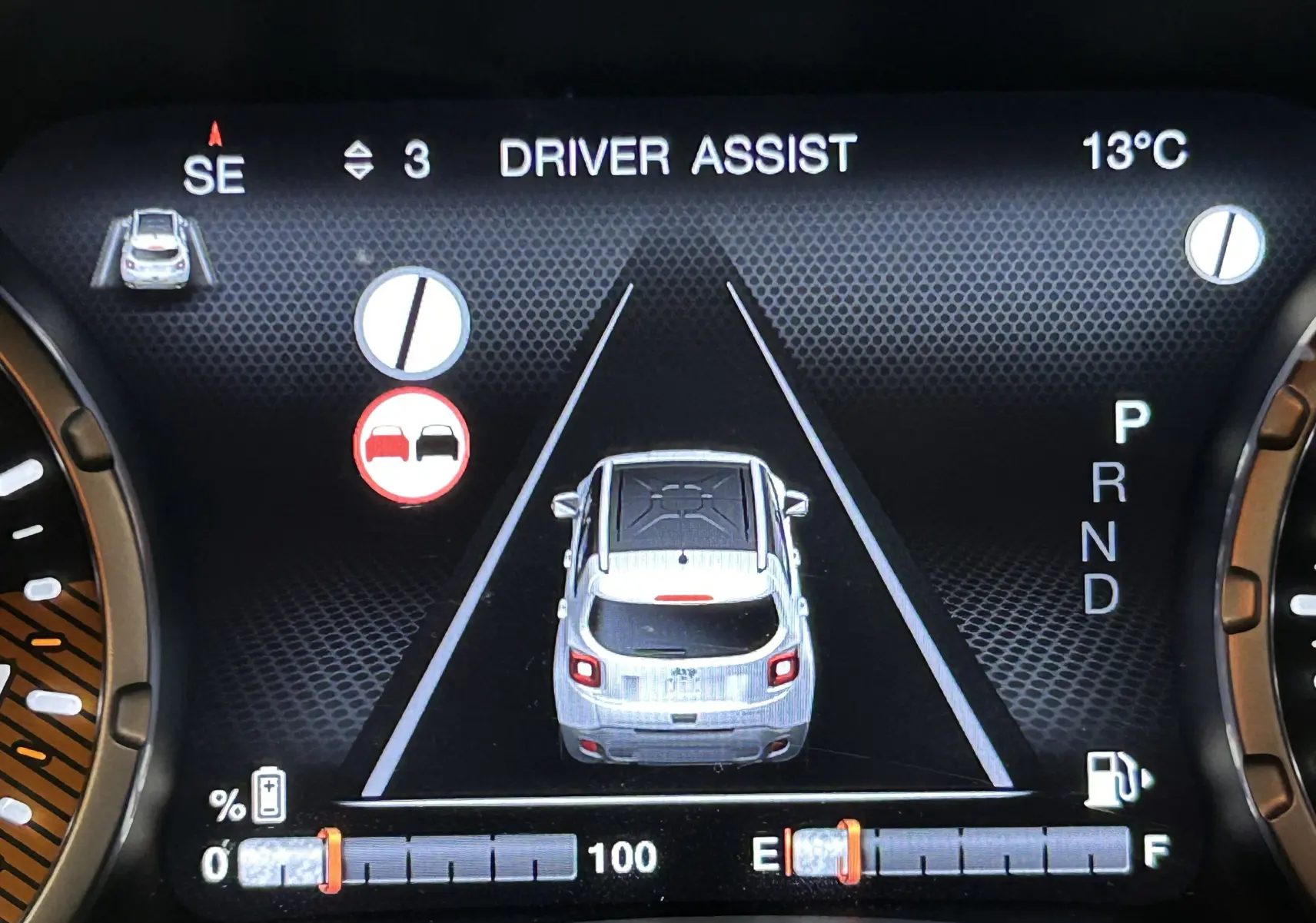 Affichage tableau de bord Jeep Renegade 2023 gris graphite, vue arrière virtuelle avec assistance conducteur active.