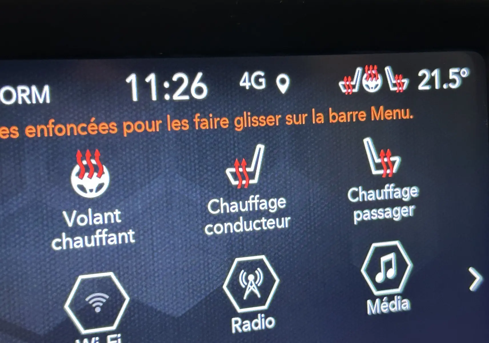 Écran tactile intérieur affichant les commandes de chauffage volant et sièges chauffants dans un Jeep Renegade 2023.