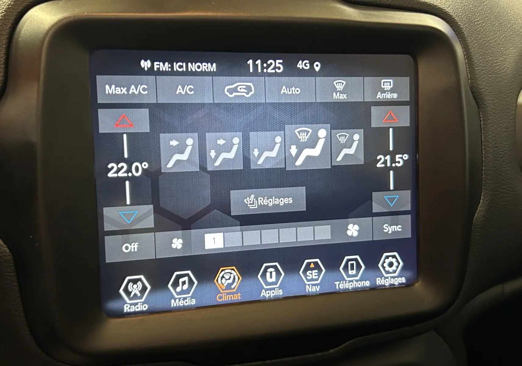 Écran tactile central du Jeep Renegade 2023 affichant les réglages de climatisation et de connectivité.