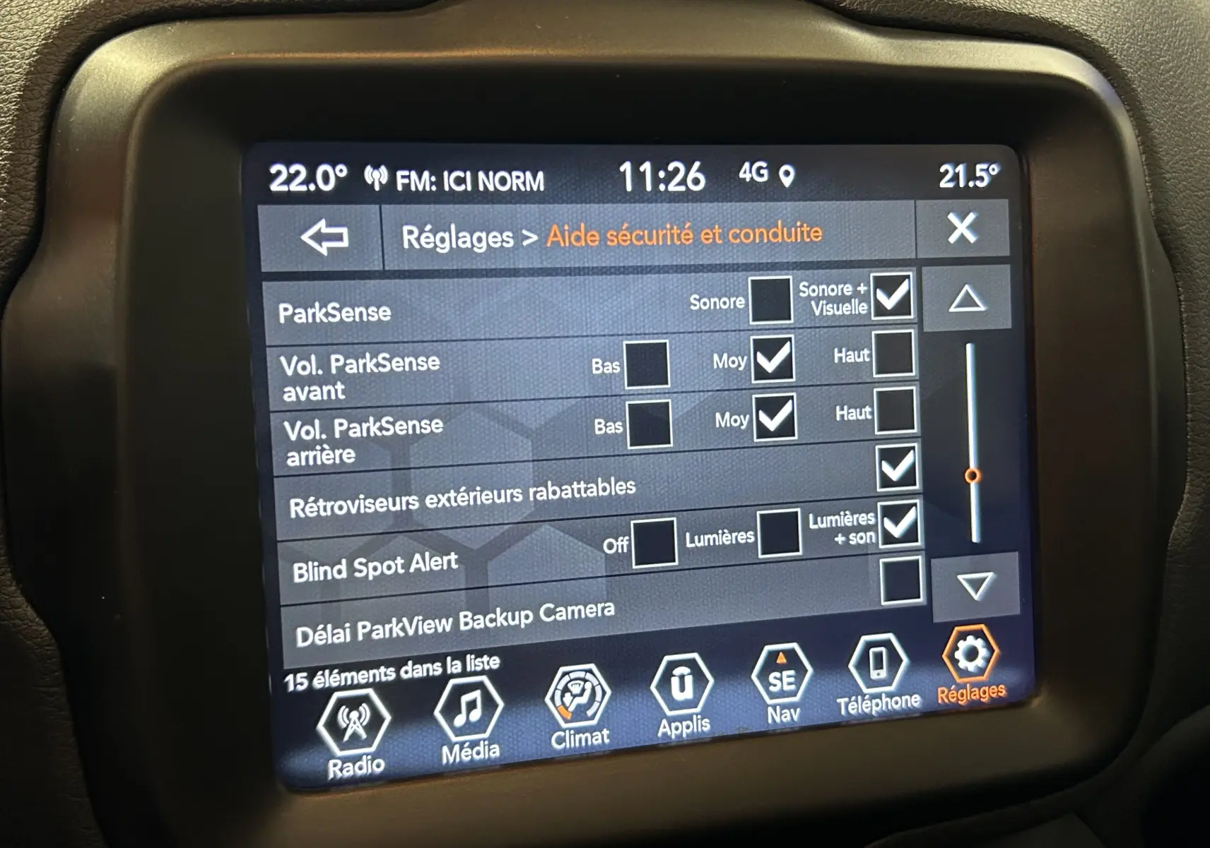 Écran tactile central affichant les réglages d'aide à la conduite dans une Jeep Renegade 2023, vue de face.