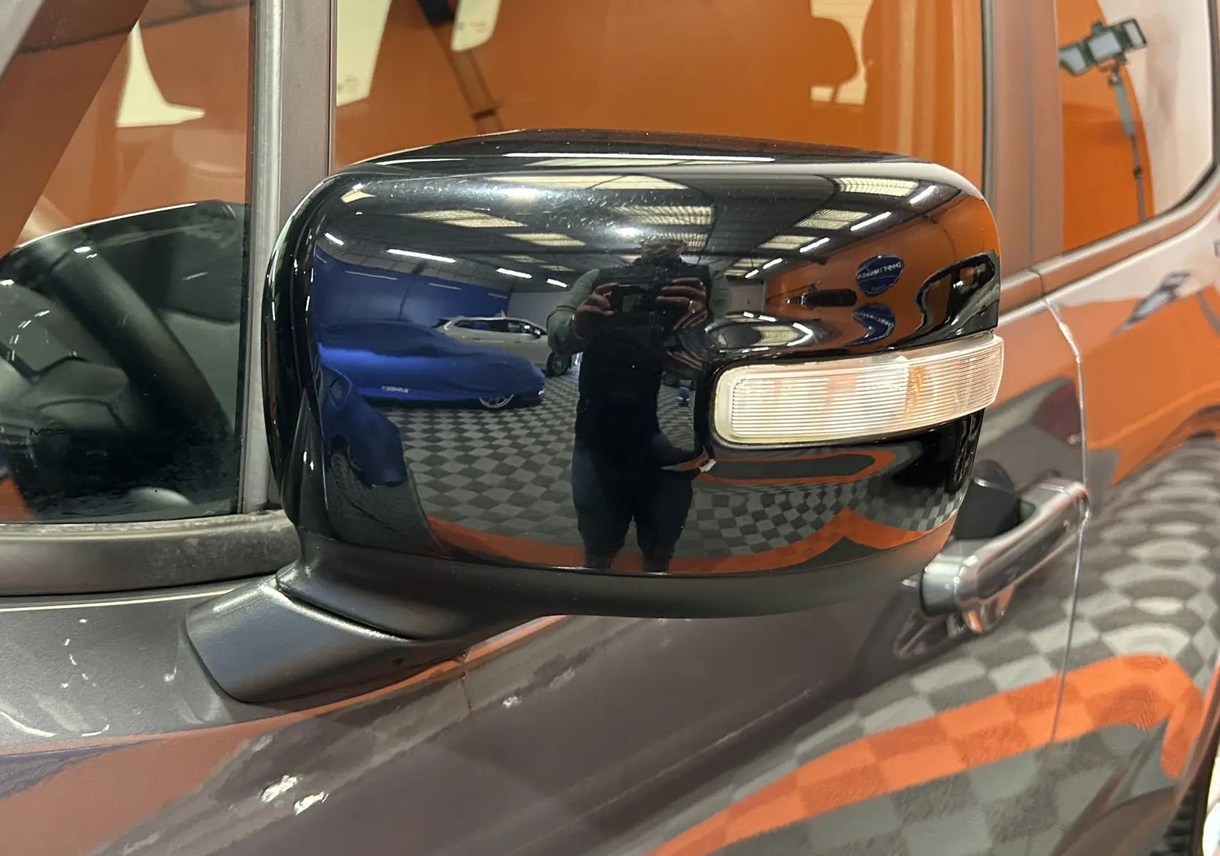 Rétroviseur côté gauche noir brillant avec clignotant intégré sur Jeep Renegade Gris Graphite, vue rapprochée.