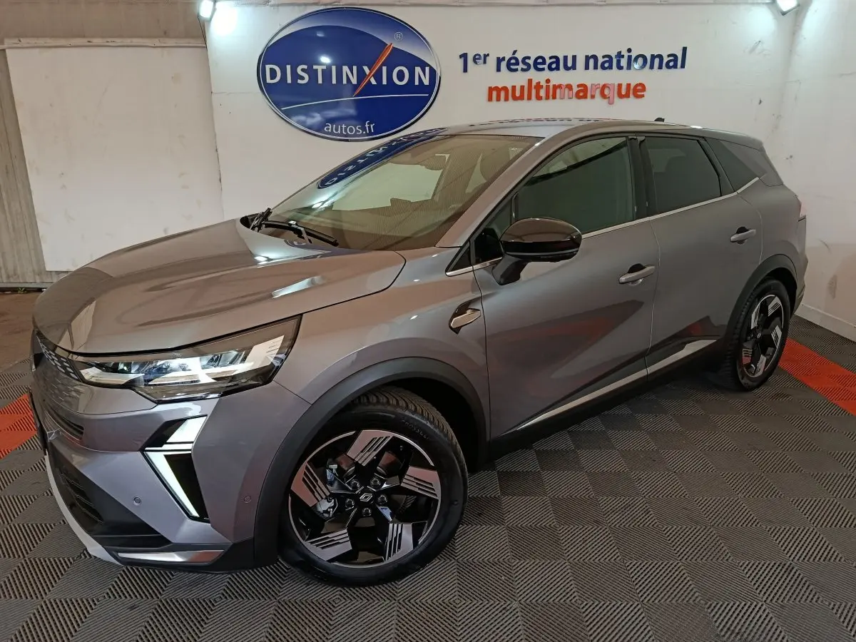 Renault SYMBIOZ gris métallisé en 3/4 avant droit, avec phares LED et jantes au design futuriste.