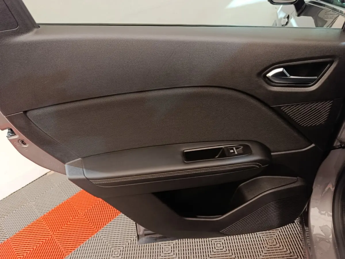 Vue intérieure de la porte avant droite noire du Renault Symbioz Iconic E-Tech 2025 avec commande de fenêtre.