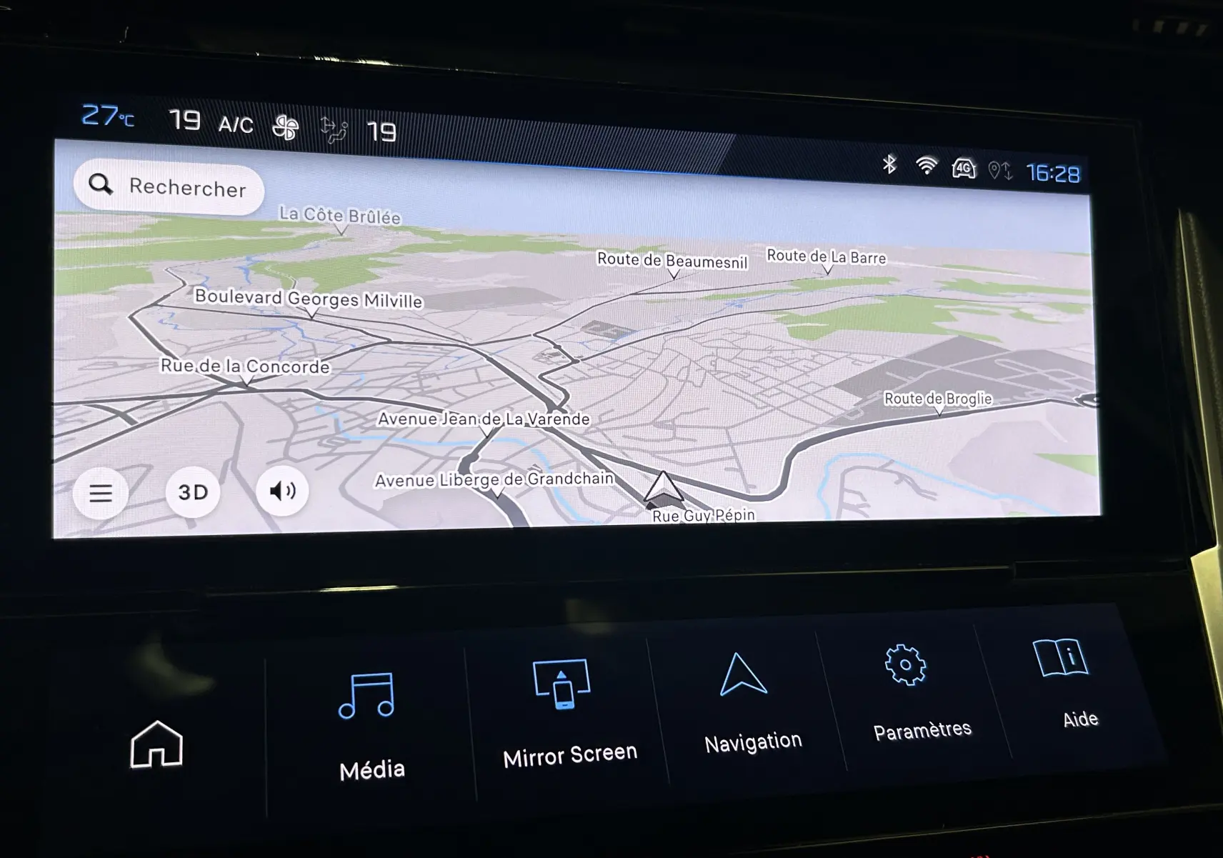 Écran tactile du système GPS de la Peugeot 308 gris, affichant une carte en mode 3D avec options multimédia visibles.