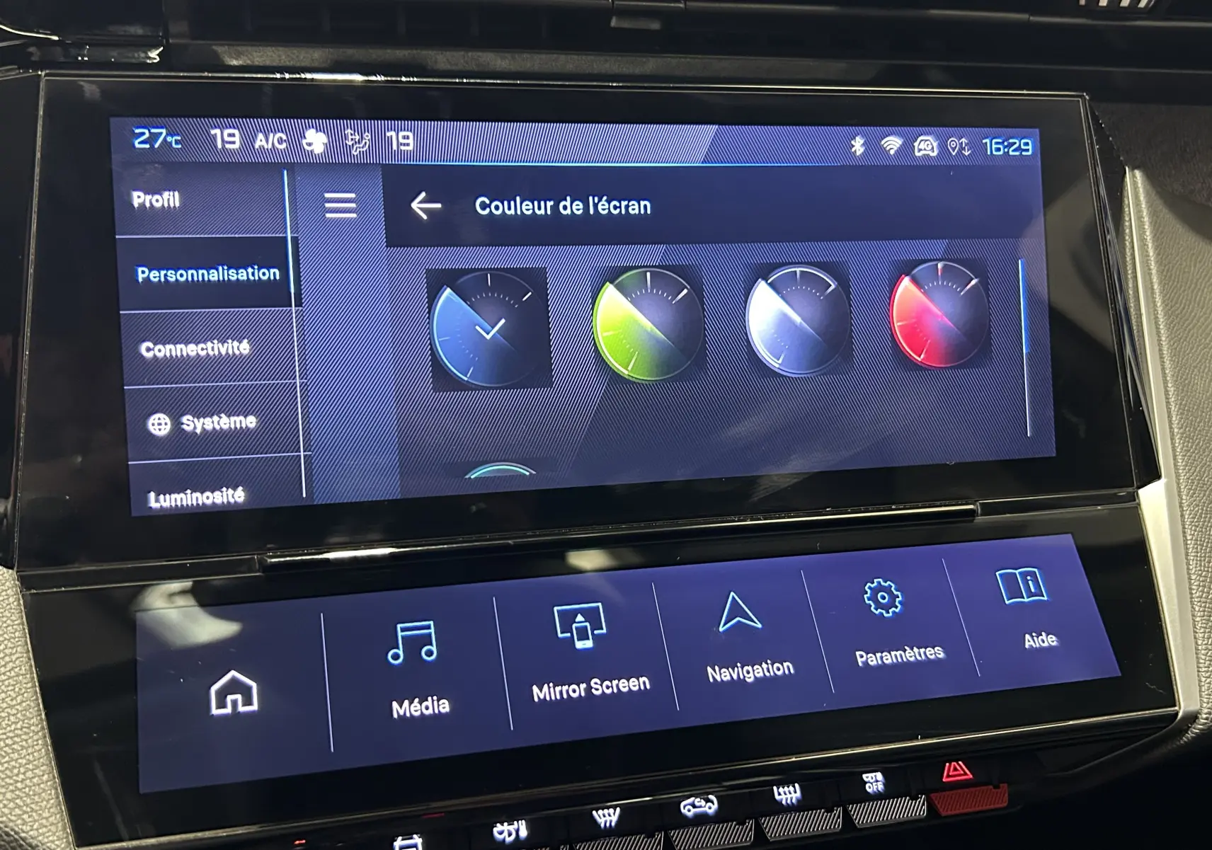 Écran tactile central de la Peugeot 308 gris 2022 montrant les options de personnalisation de couleur d'écran.