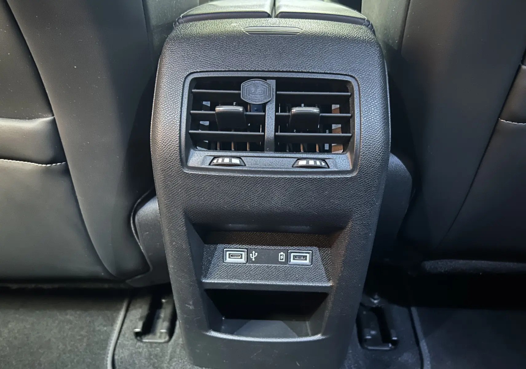 Vue rapprochée des aérateurs arrière et des ports USB du Peugeot 308 gris, version BlueHDi 130ch 2022.