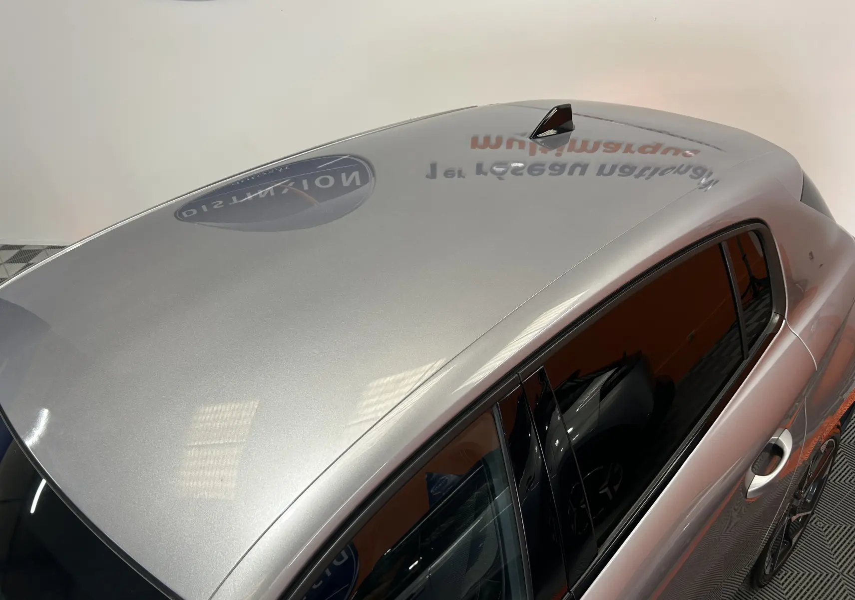 Vue plongeante sur le toit gris métallisé et la partie supérieure des vitres teintées d'une Peugeot 308 5 portes.
