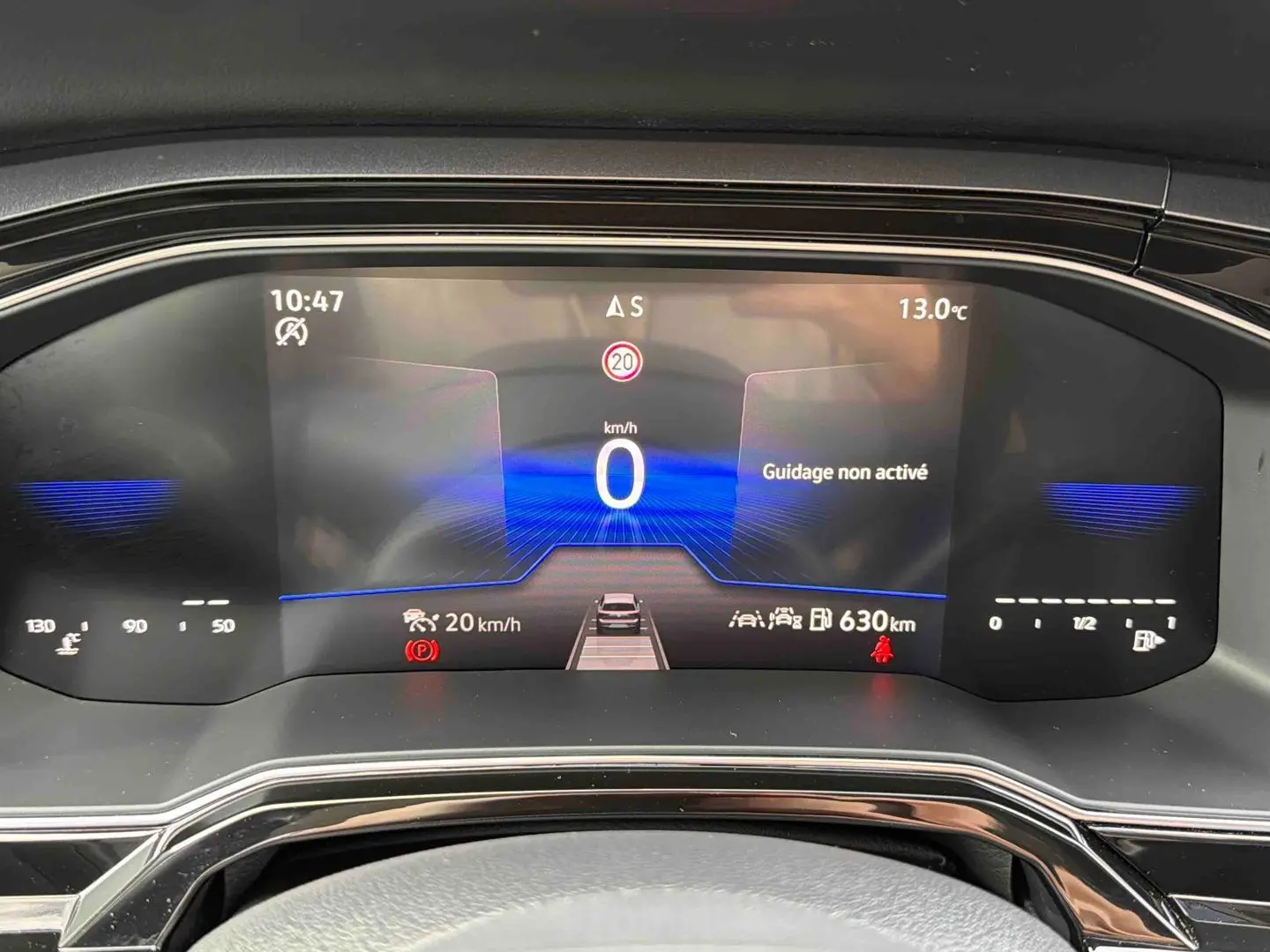 Vue rapprochée du combiné d'instruments digital de la Volkswagen Polo 2025, affichage vitesse et assistance conduite.