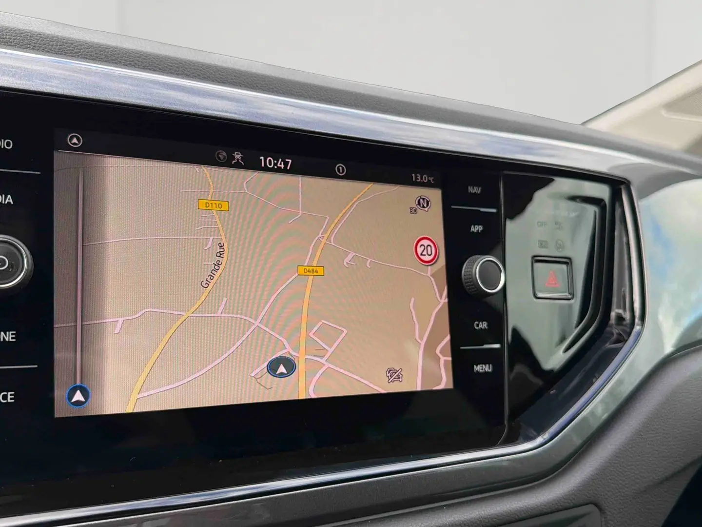 Écran tactile du système de navigation Discover Media dans le tableau de bord d'une Volkswagen Polo noire.