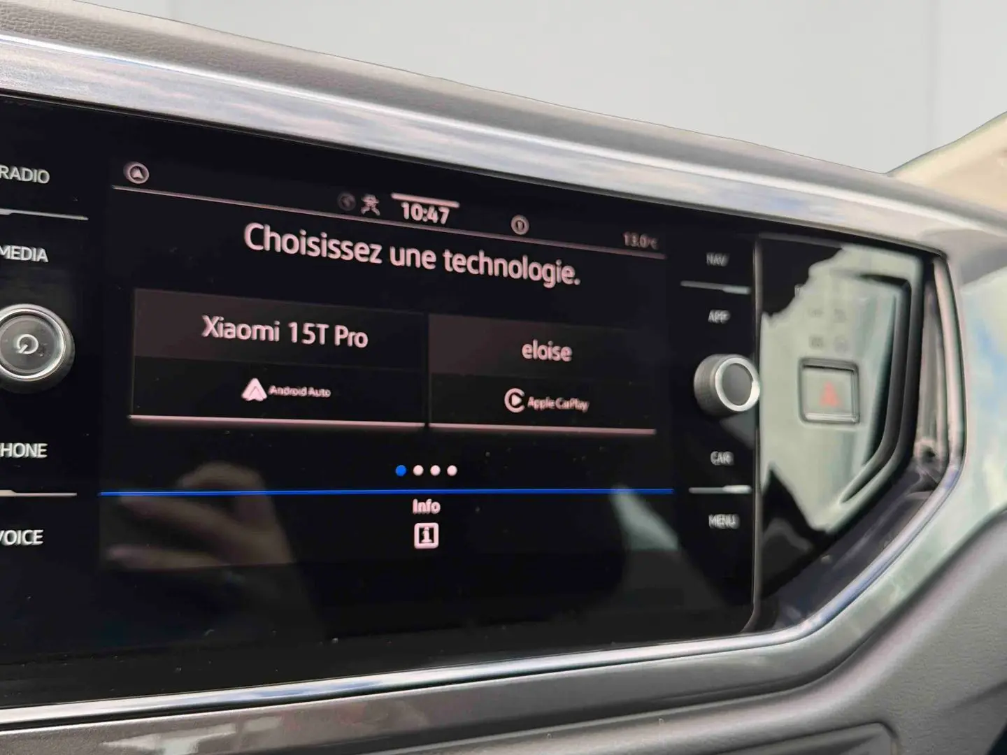 Écran tactile central de la Volkswagen Polo 2025 affichant le choix entre Android Auto et Apple CarPlay.
