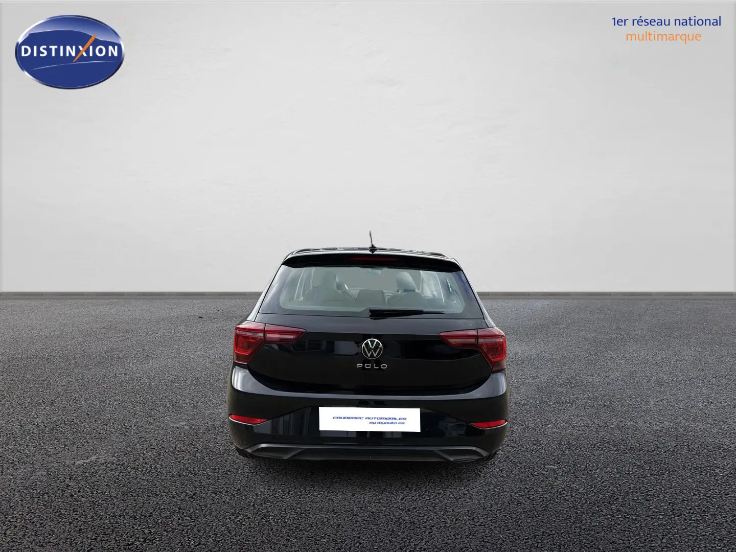 Vue arrière d'une Volkswagen Polo noire 2025 avec feux arrière LED et logo central visible.