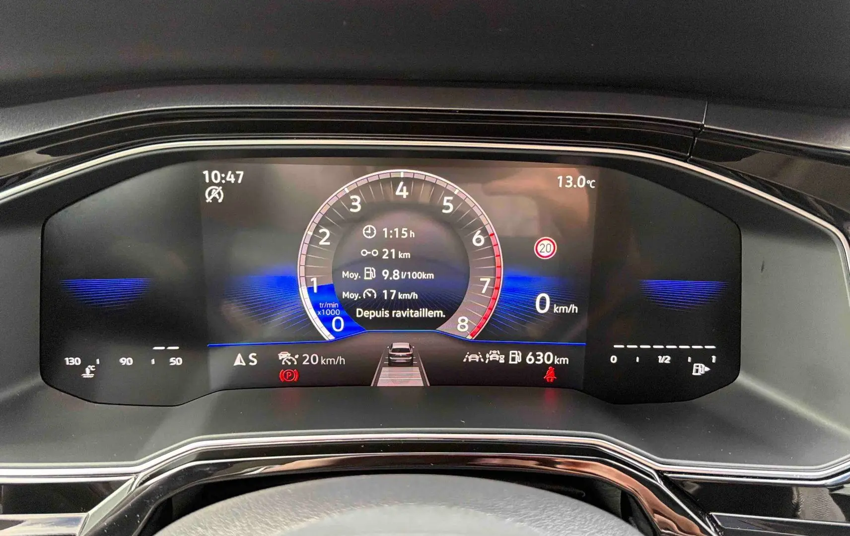 Vue rapprochée du combiné d'instruments digital 8 pouces de la Volkswagen Polo 2025, affichage clair et moderne.