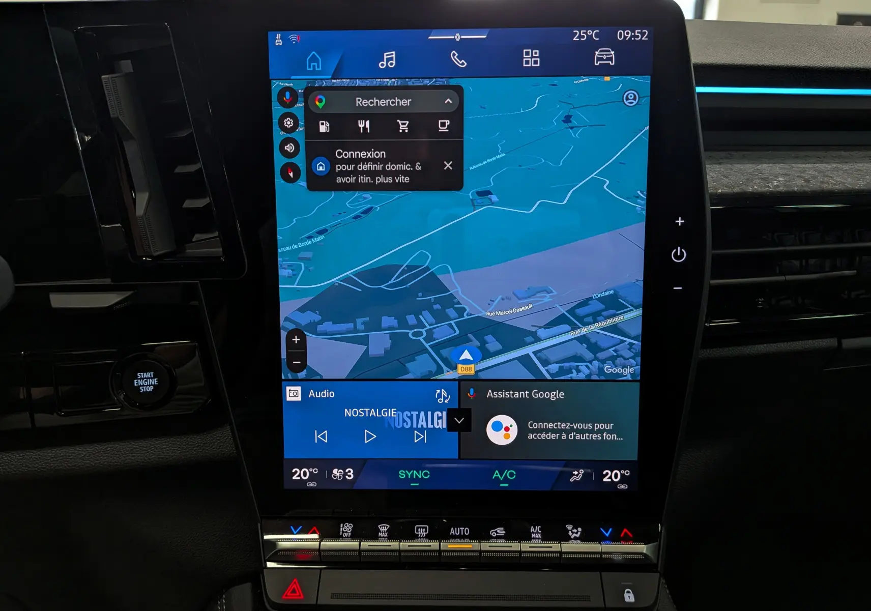 Vue rapprochée de l’écran tactile central du Renault Rafale 2026, affichant la navigation et les commandes multimédia.