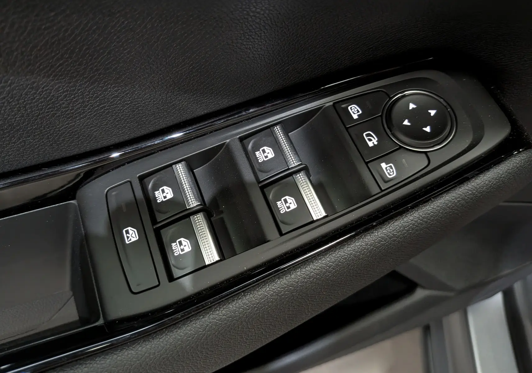 Gros plan sur les commandes de lève-vitres et rétroviseurs côté conducteur du Renault Rafale E-Tech gris Schiste Satin.