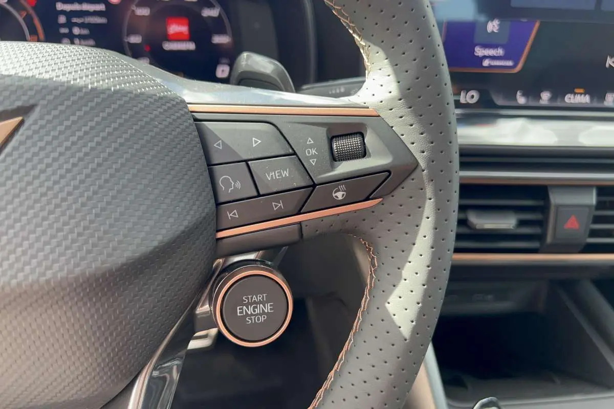 Gros plan sur le volant cuir perforé gris avec boutons multifonctions et bouton start engine du CUPRA Formentor 2026.