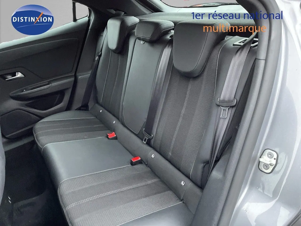 Vue latérale droite de la banquette arrière gris foncé de l'Opel Mokka 1.5 CDTI 2021 avec ceinture et porte ouvert.