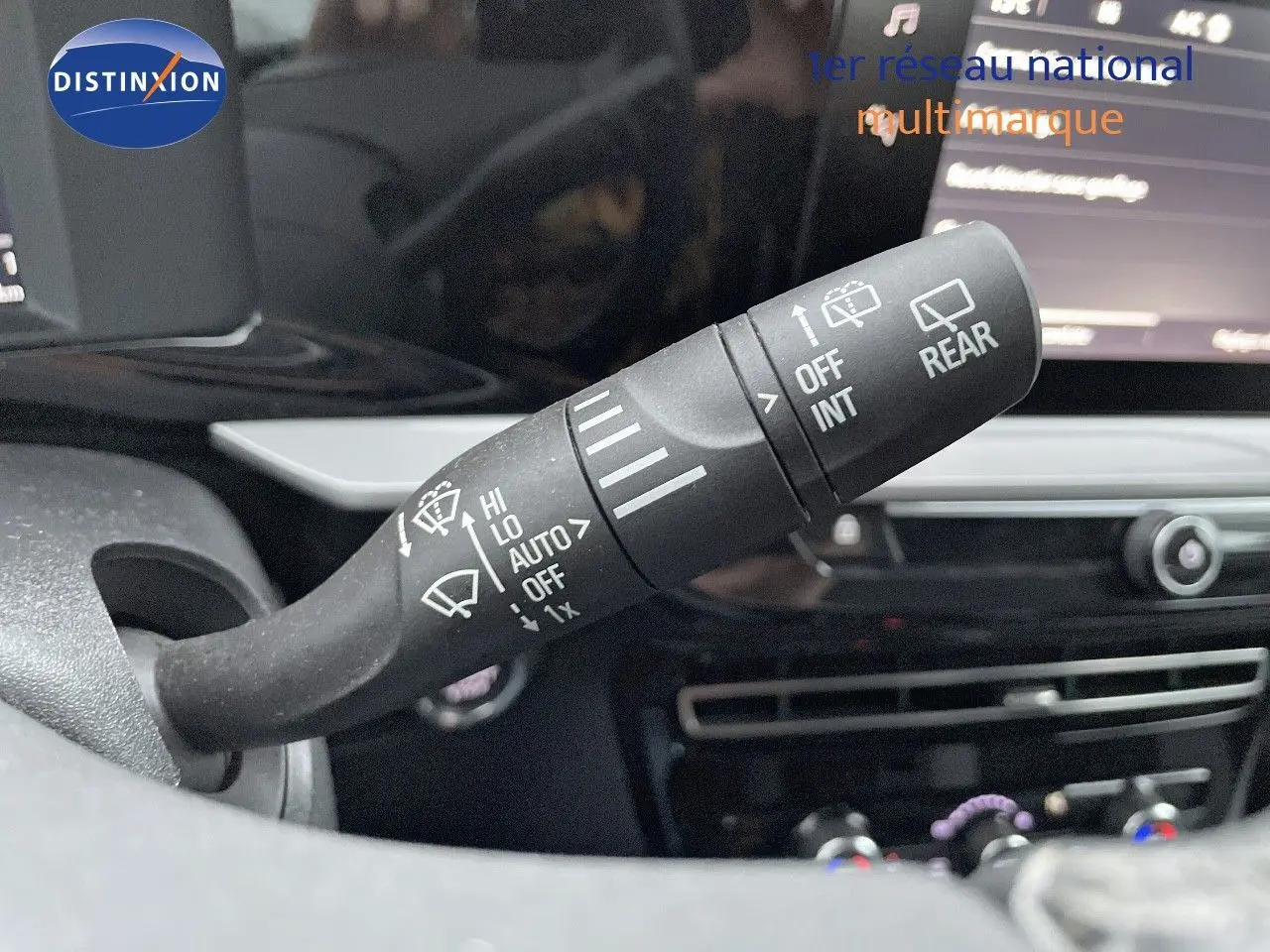 Gros plan sur la commande des essuie-glaces dans l'habitacle de l'Opel Mokka gris Artens Metal 2021.