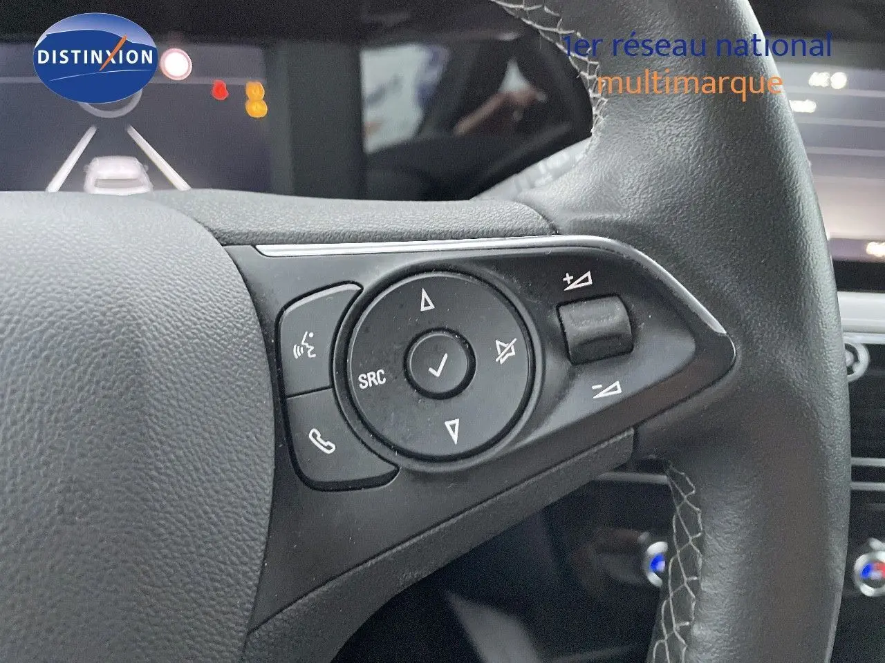 Gros plan sur les commandes au volant du côté gauche de l’Opel Mokka gris Artens Metal 2021.