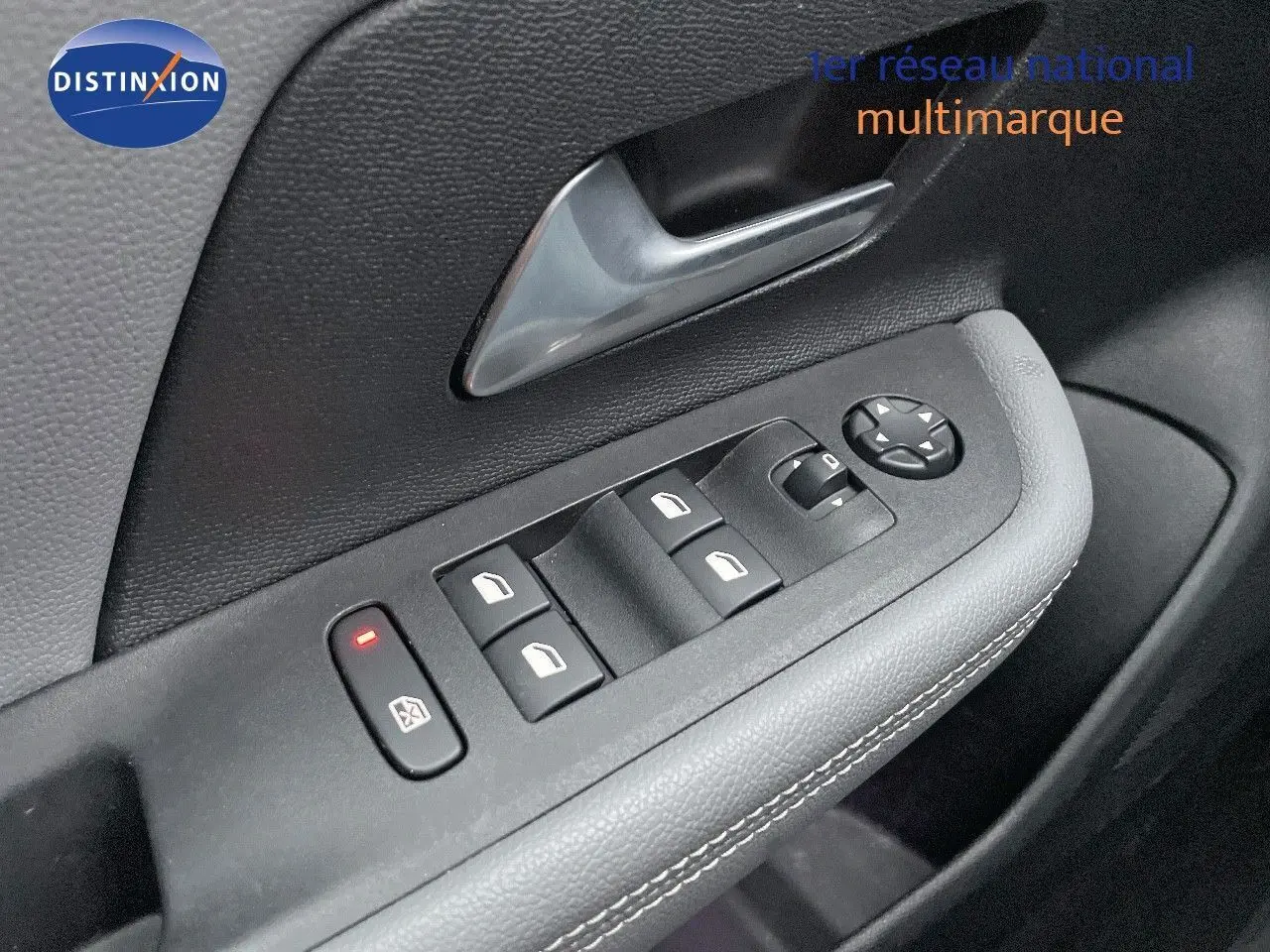 Commande des vitres électriques côté conducteur de l'Opel Mokka gris Artens métal, avec bouton de verrouillage activé.