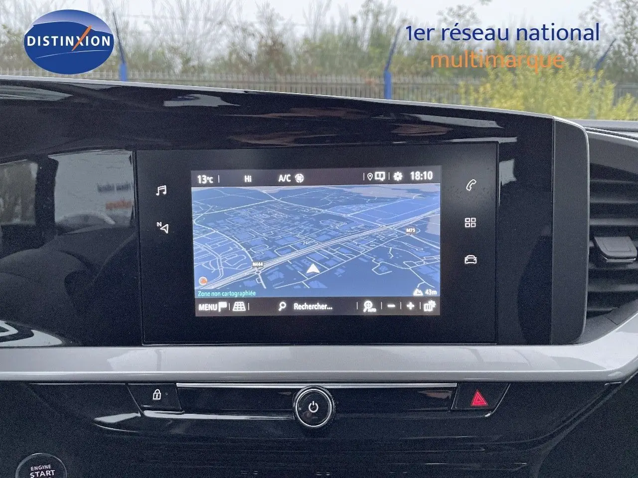 Écran tactile central du tableau de bord de l'Opel Mokka 2021 affichant la navigation GPS en extérieur.