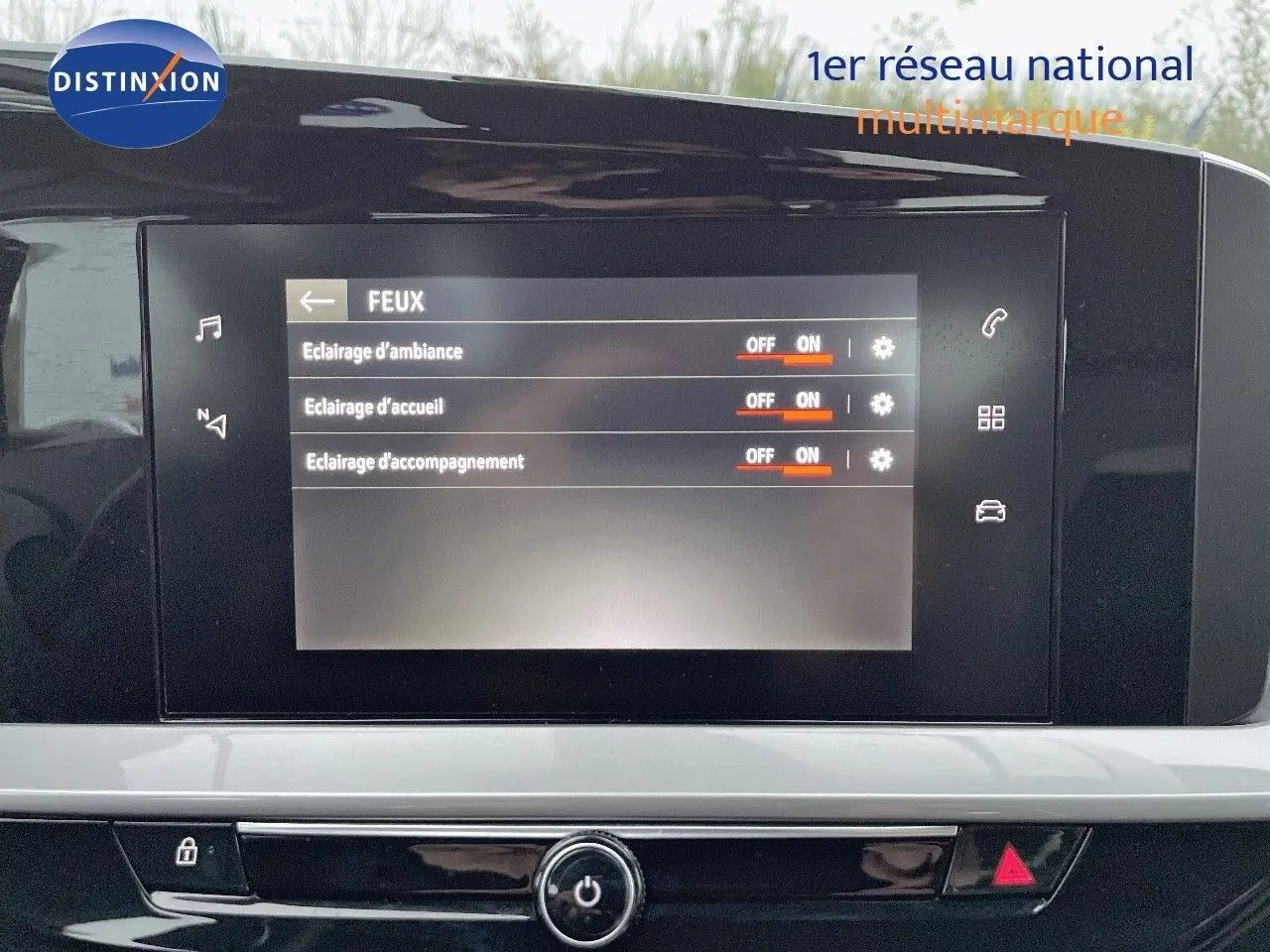 Écran tactile central de l'Opel Mokka gris Artens, affichant les réglages d'éclairage intérieur.