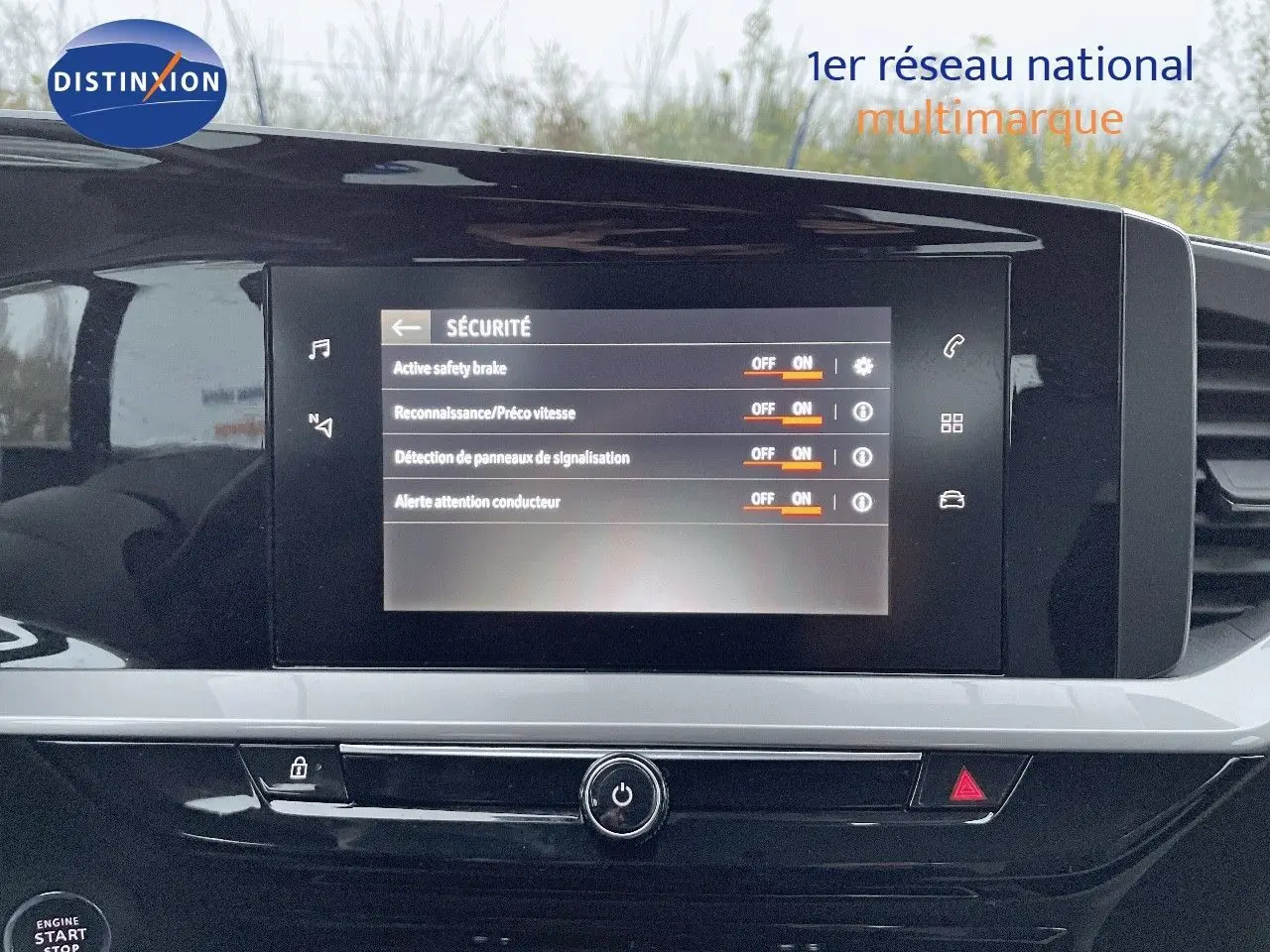 Écran tactile central affichant les réglages de sécurité dans l'habitacle d'un Opel Mokka gris Artens Metal.