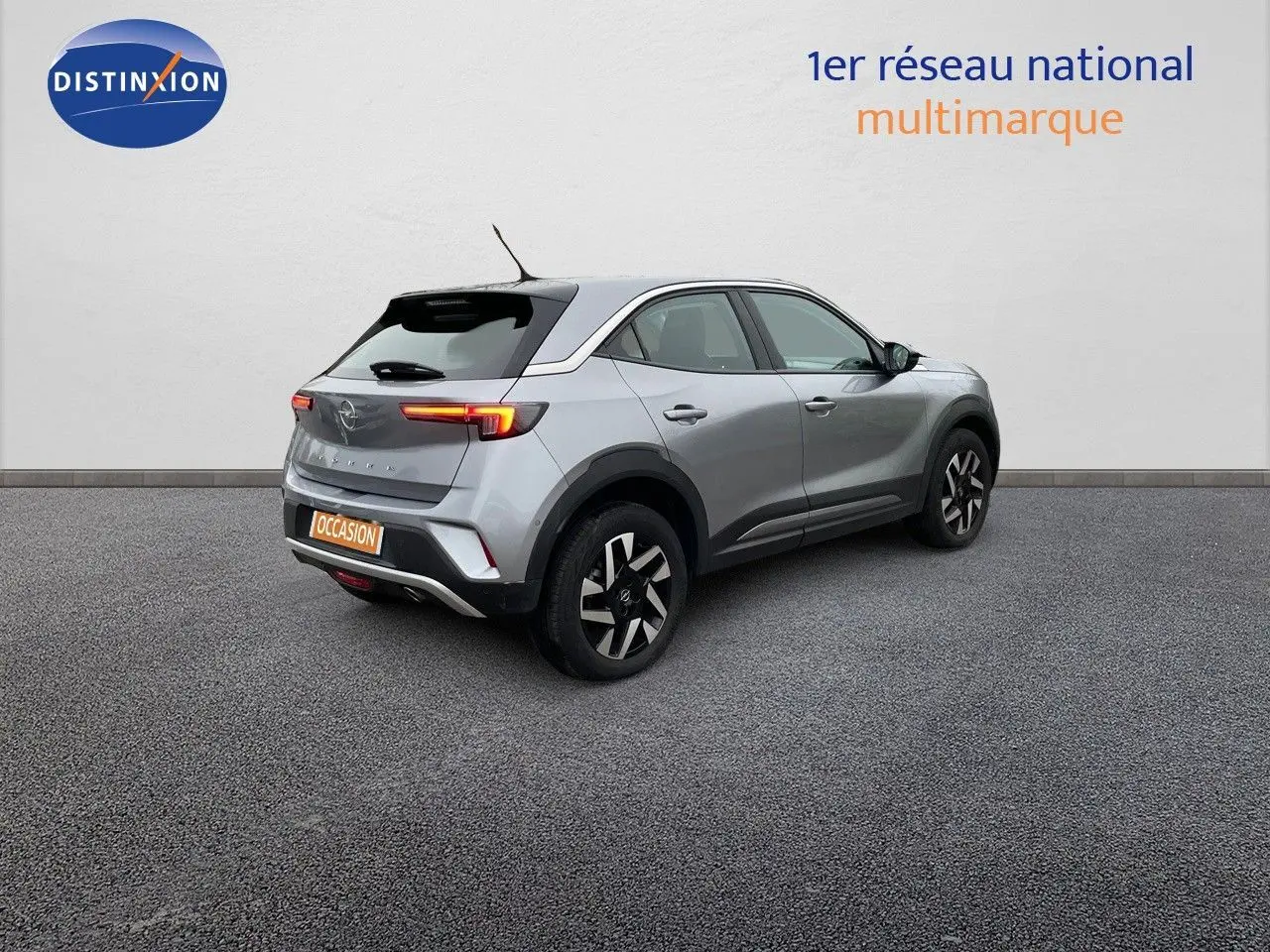 Opel Mokka gris Artens métal en 3/4 arrière droit, avec feux LED et jantes noires et argentées.