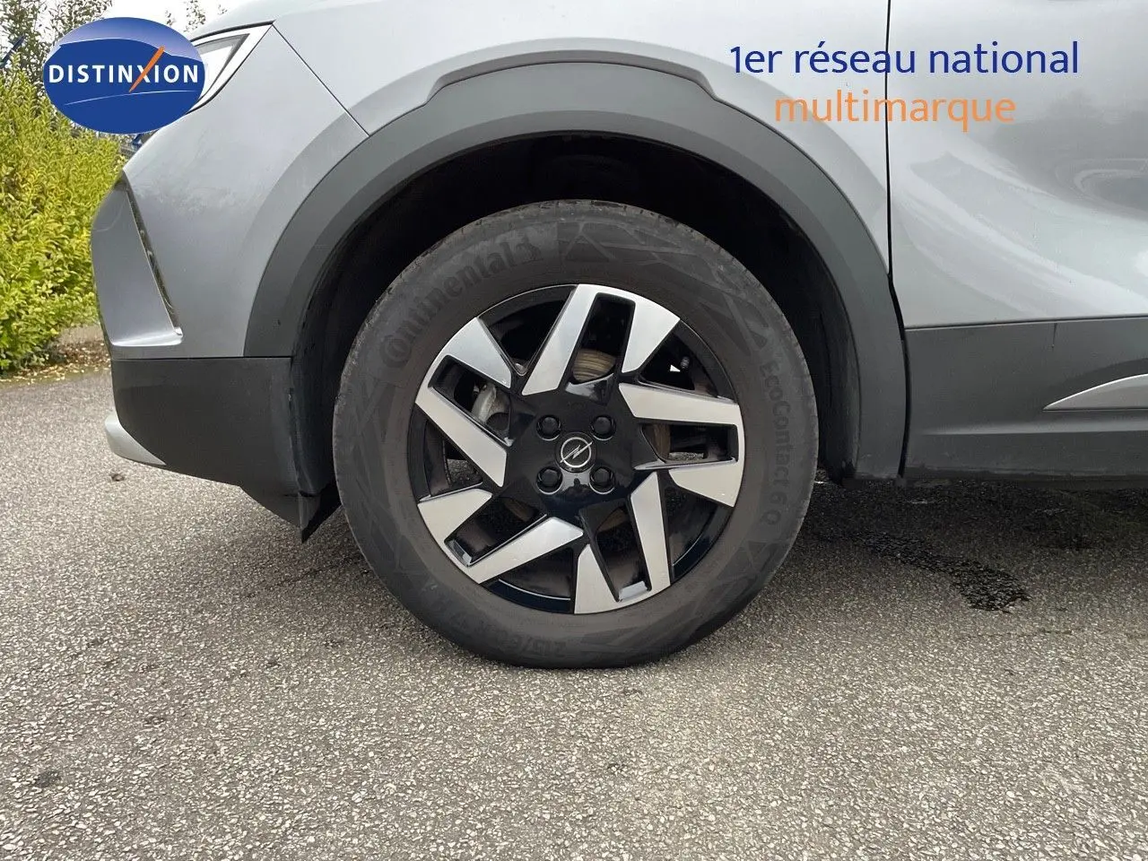 Gros plan sur la roue avant gauche de l'Opel Mokka gris Artens métal, mettant en valeur la jante alliage 17 pouces au design moderne.