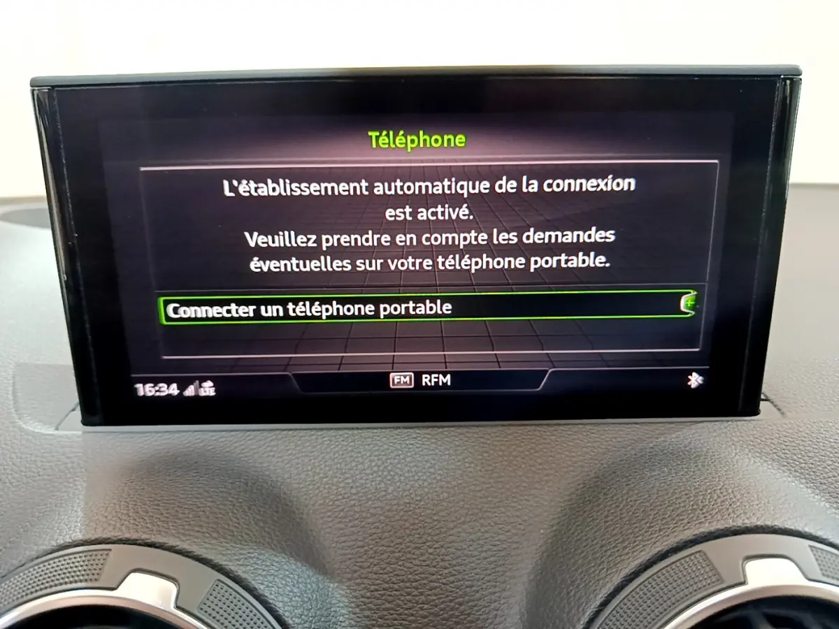 Écran central de l'Audi Q2 35 TDI 150 Design 2020 affichant la connexion Bluetooth pour téléphone portable.