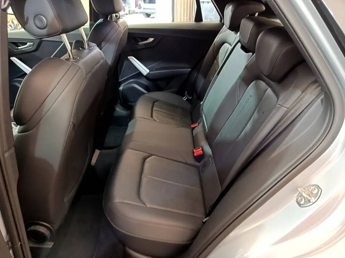 Vue intérieure côté droit des sièges arrière en cuir noir de l'Audi Q2 gris clair 35 TDI 150 Design 2020.