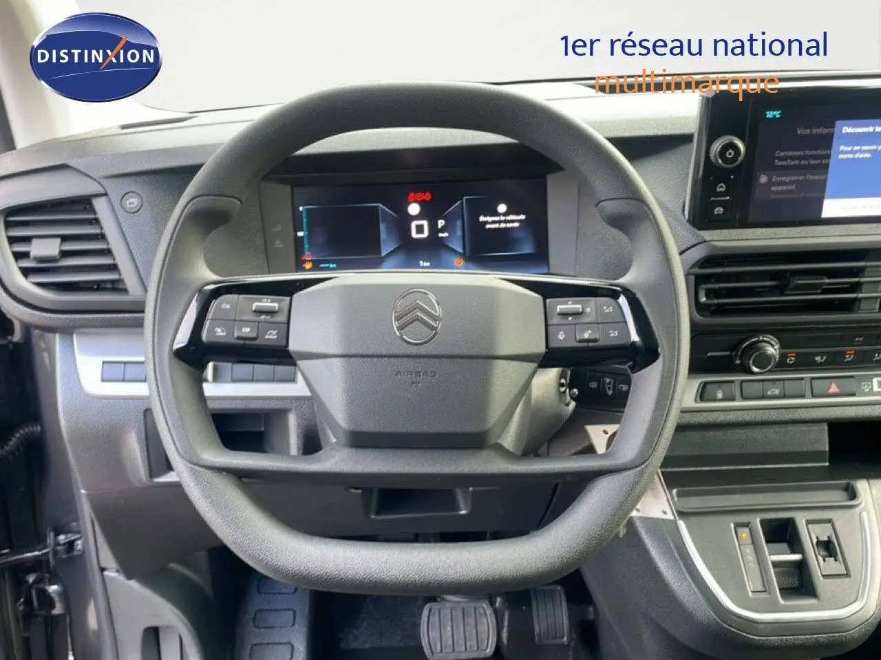 Vue rapprochée du volant multifonction et du tableau de bord numérique d’un Citroën Jumpy gris titane 2025.
