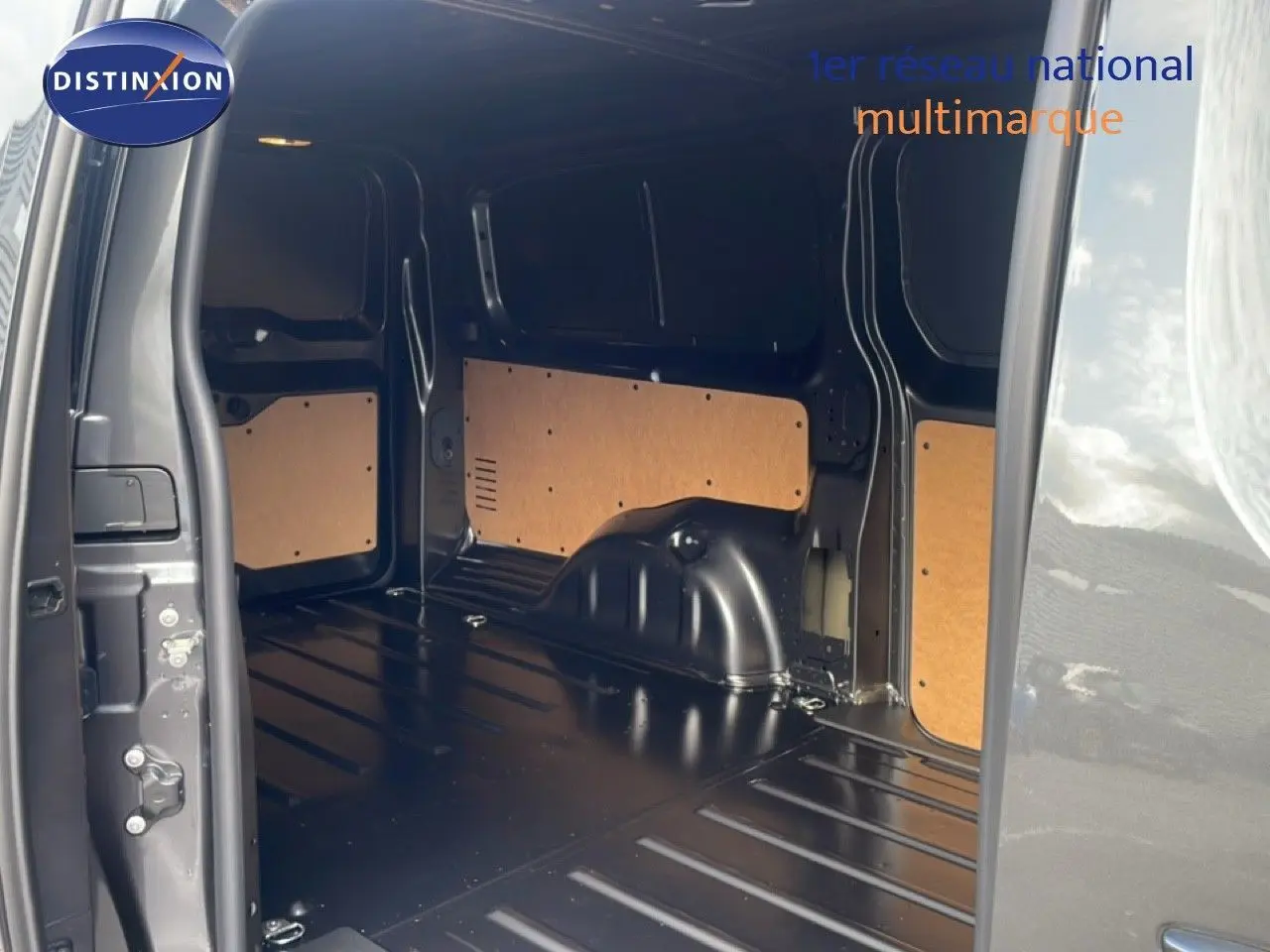 Vue intérieure du coffre arrière ouvert du Citroën Jumpy Van Long L3 gris titane métal, montrant l'espace de chargement vide et les panneaux bois.