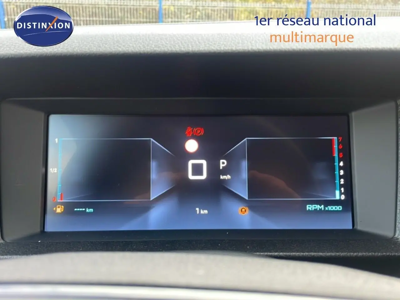 Affichage numérique du tableau de bord du Citroën Jumpy gris titane, montrant la vitesse à 0 km/h et 1 km au compteur.