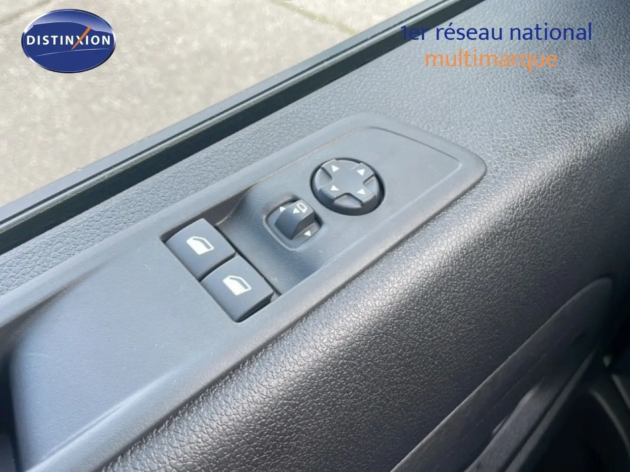 Détail des commandes de réglage des rétroviseurs et vitres côté gauche dans un Citroën Jumpy gris titane 2025.