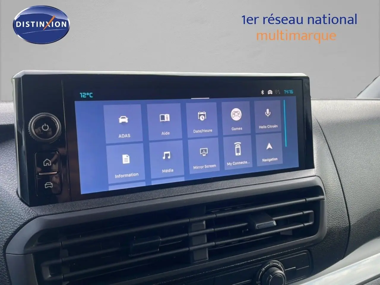 Écran tactile central du tableau de bord du Citroën Jumpy gris titane, affichant le menu principal multimédia.