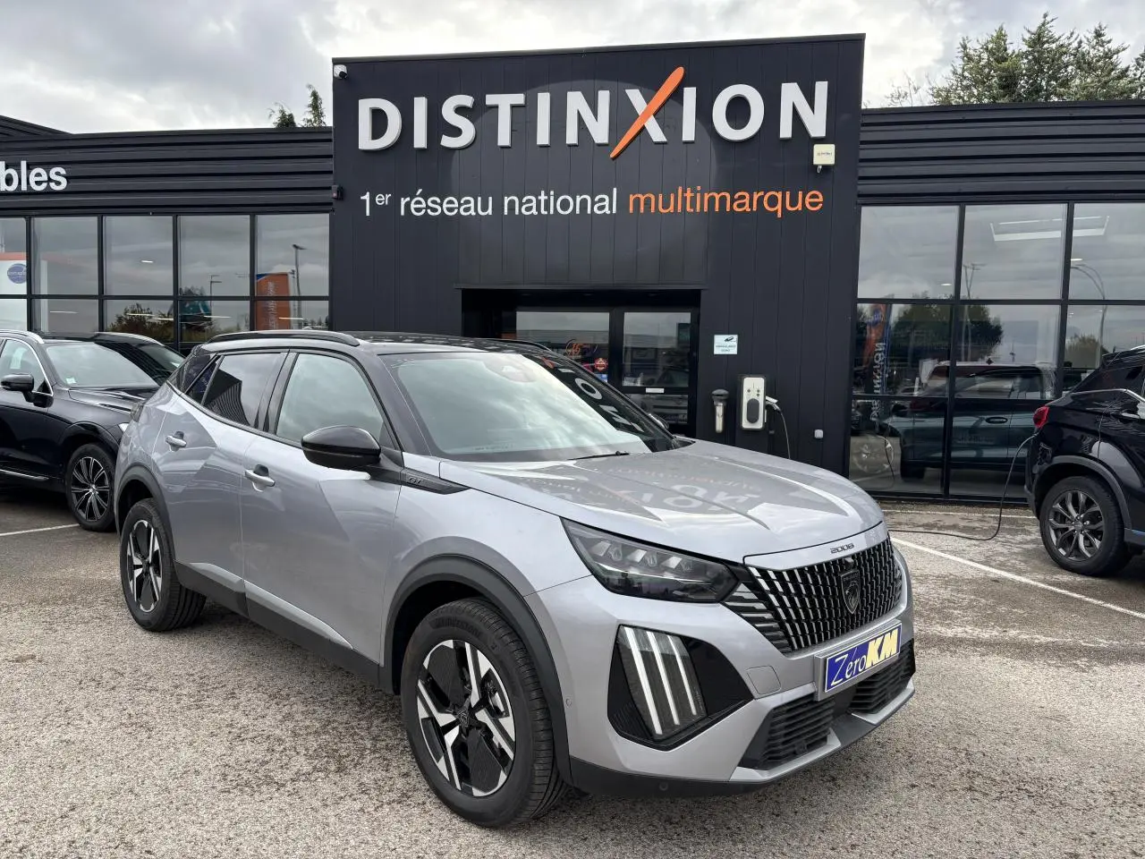 Peugeot 2008 gris Artense toit noir en 3/4 avant, avec calandre noire et jantes alliage bi-ton 17 pouces.