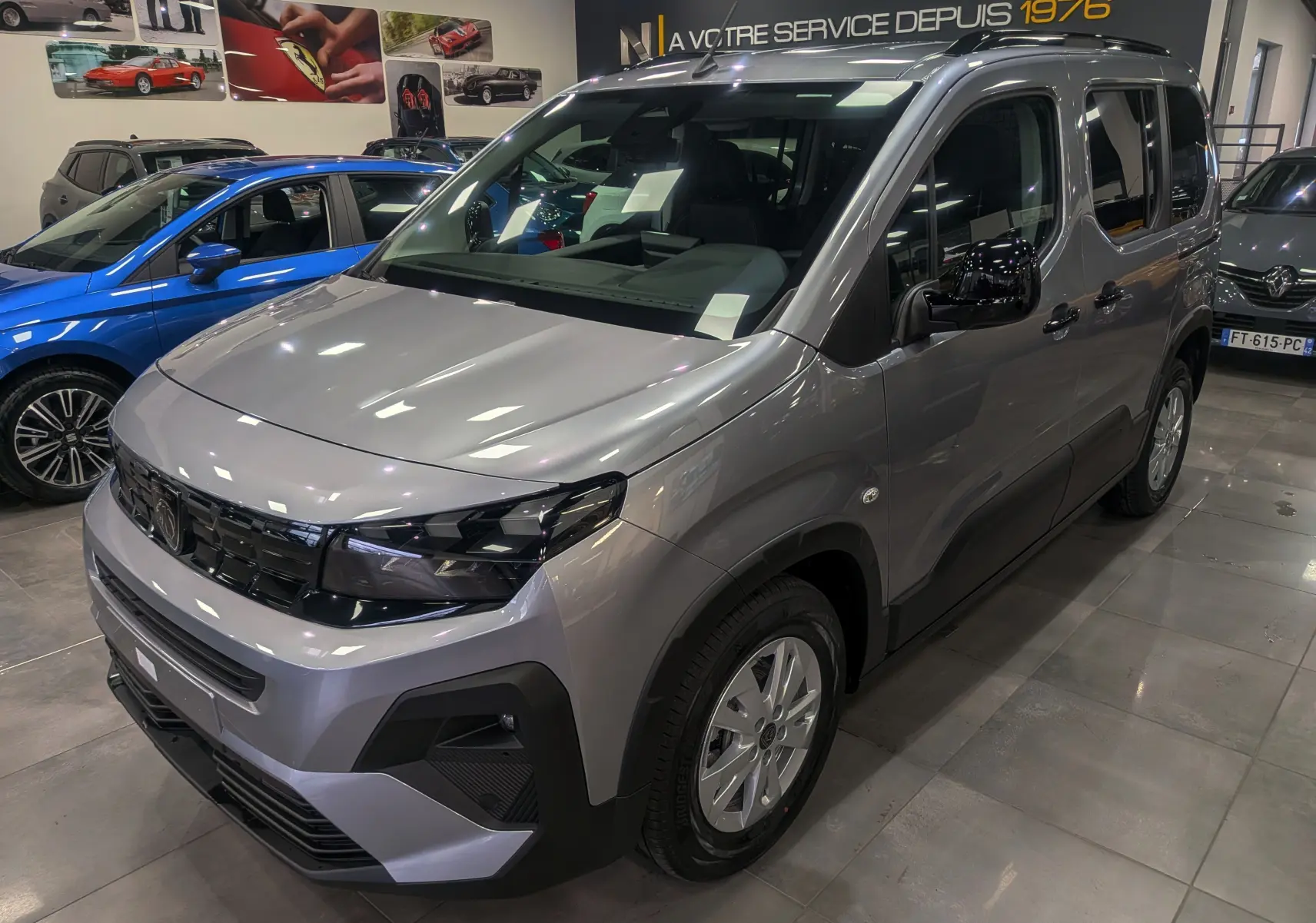 Peugeot Rifter gris acier en 3/4 avant droit, mettant en valeur ses lignes robustes et ses jantes alliage 16 pouces.