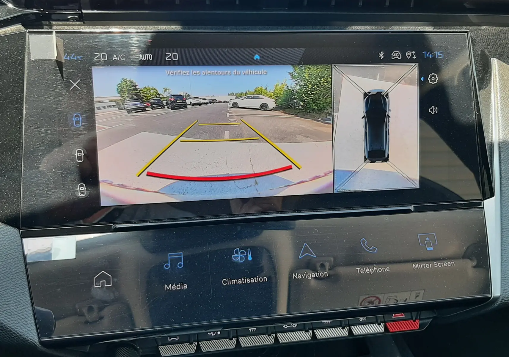Écran tactile intérieur de la Peugeot 408 gris, affichant la caméra de recul et la vue à 360° en stationnement.