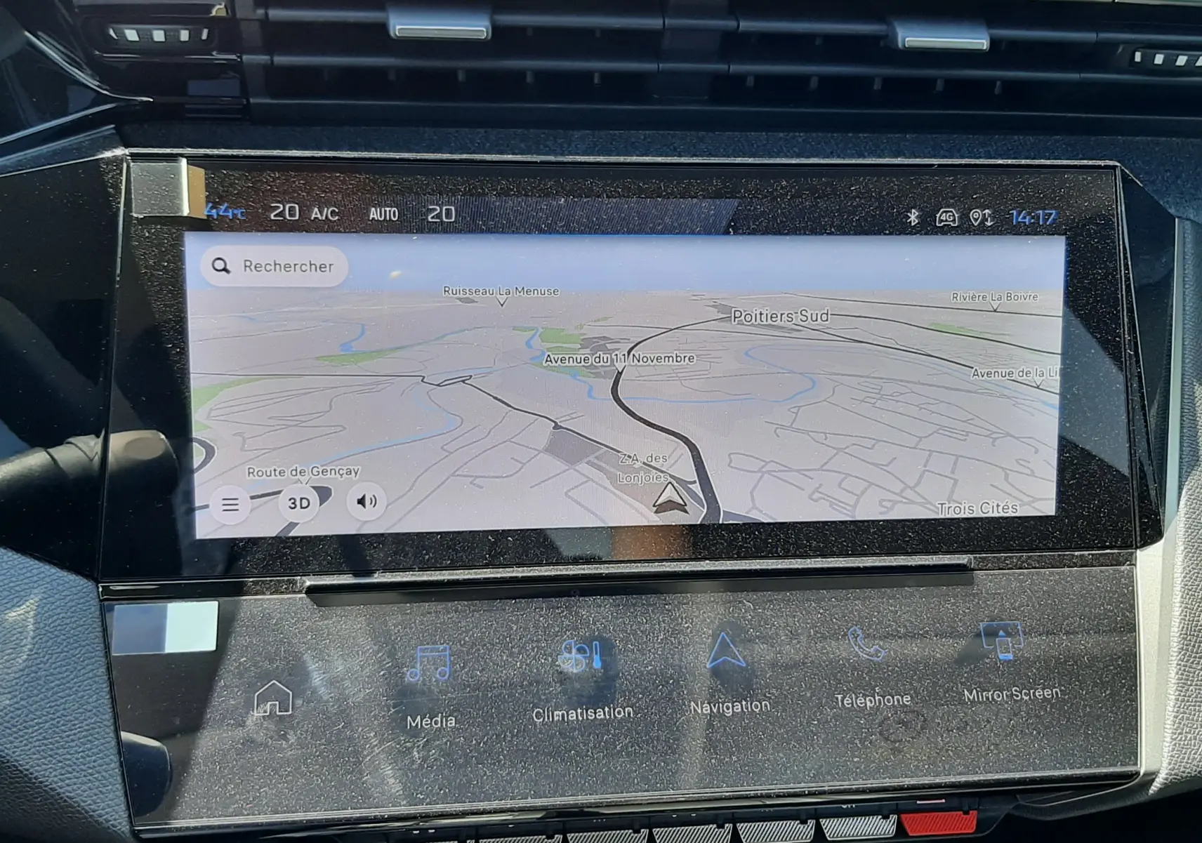 Vue rapprochée de l'écran tactile central du tableau de bord de la Peugeot 408 gris selenium, affichant la navigation GPS.