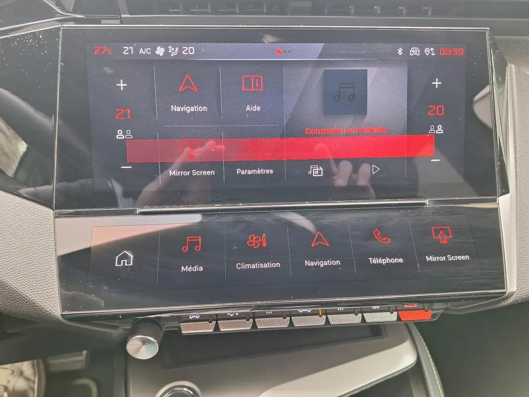 Vue rapprochée du tableau de bord numérique et de l’écran tactile central du Peugeot 308 Hybrid 145 e-DCS6 GT gris 2025.