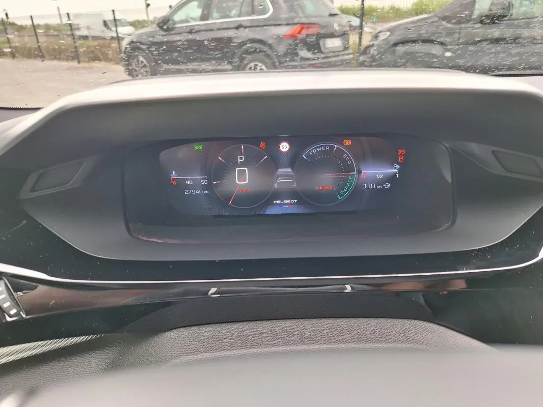 Vue intérieure du cockpit numérique de la Peugeot 308 Hybrid 145 e-DCS6 GT 2025, affichage digital clair.
