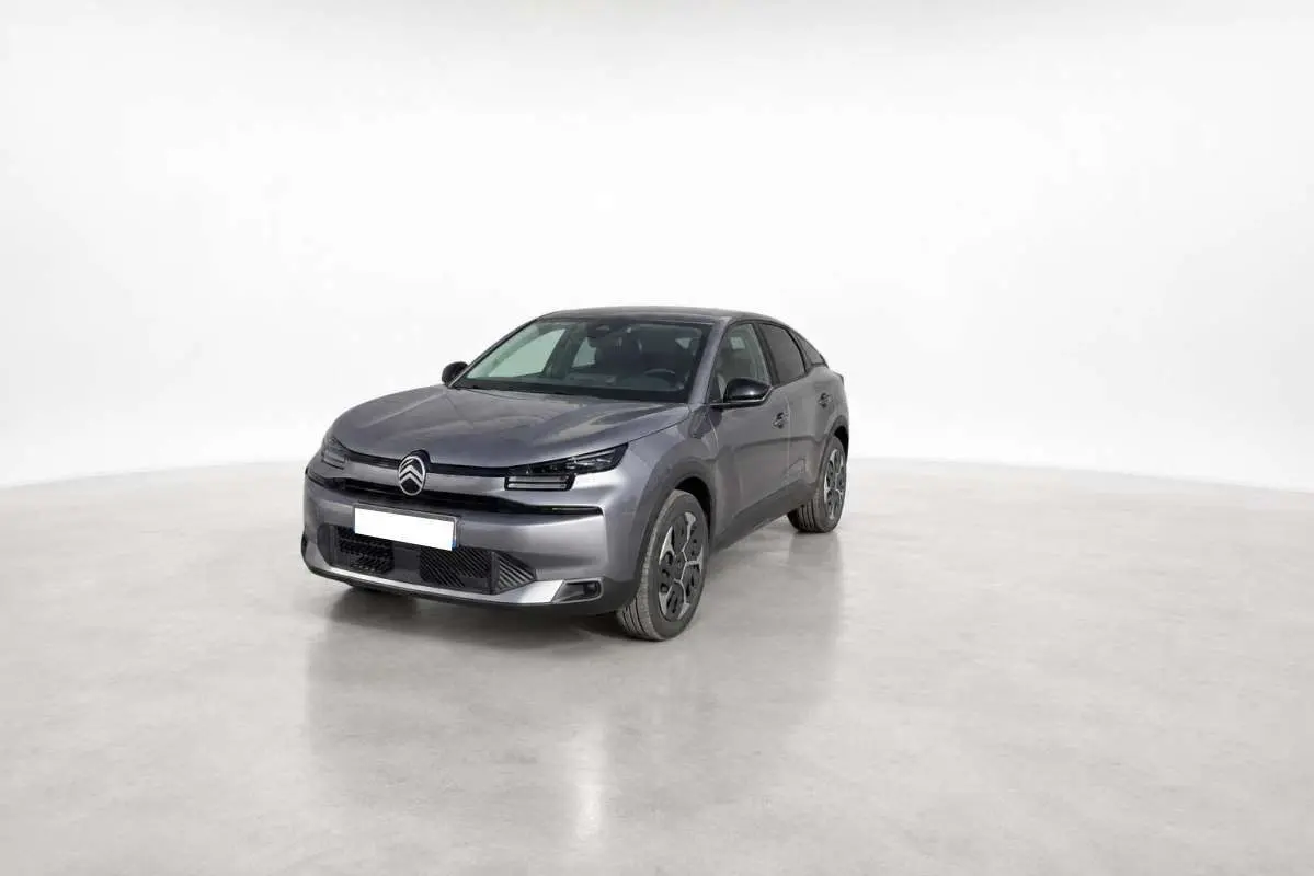 Citroën C4 hybride gris mercury vue 3/4 avant droit, avec jantes acier 18 pouces et phares LED eco.