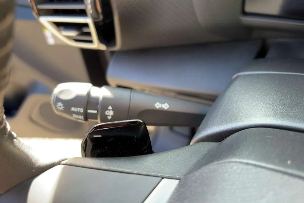 Gros plan sur la palette de changement de vitesse noire côté gauche du volant cuir d’une Citroën C4 gris mercury.