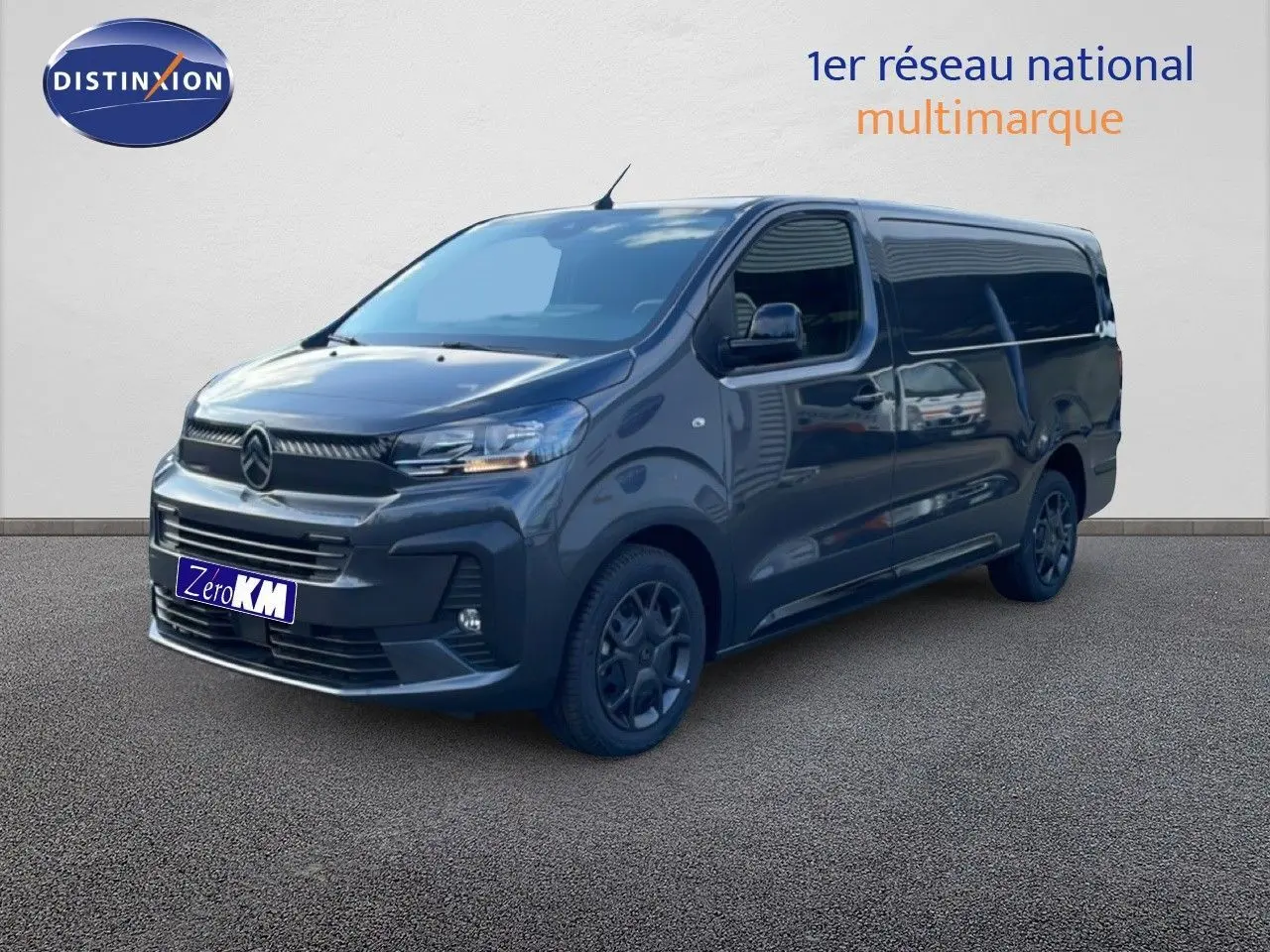 Vue 3/4 avant droite d’un Citroën Jumpy gris titane métal, fourgon long avec calandre noire et jantes foncées.