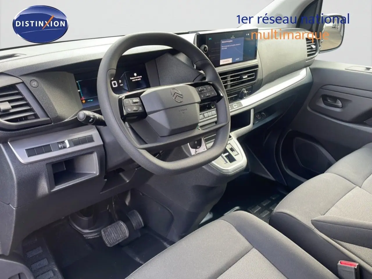 Vue intérieure côté conducteur du Citroën Jumpy 2025, tableau de bord moderne avec volant multifonction et écran tactile.
