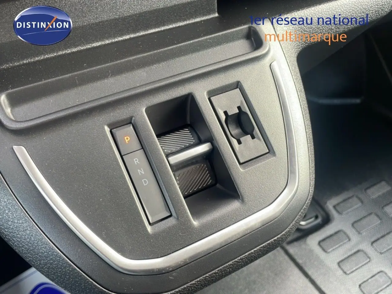 Gros plan sur la console centrale noire du Citroën Jumpy 2025 avec sélecteur de boîte automatique et molette de réglage.